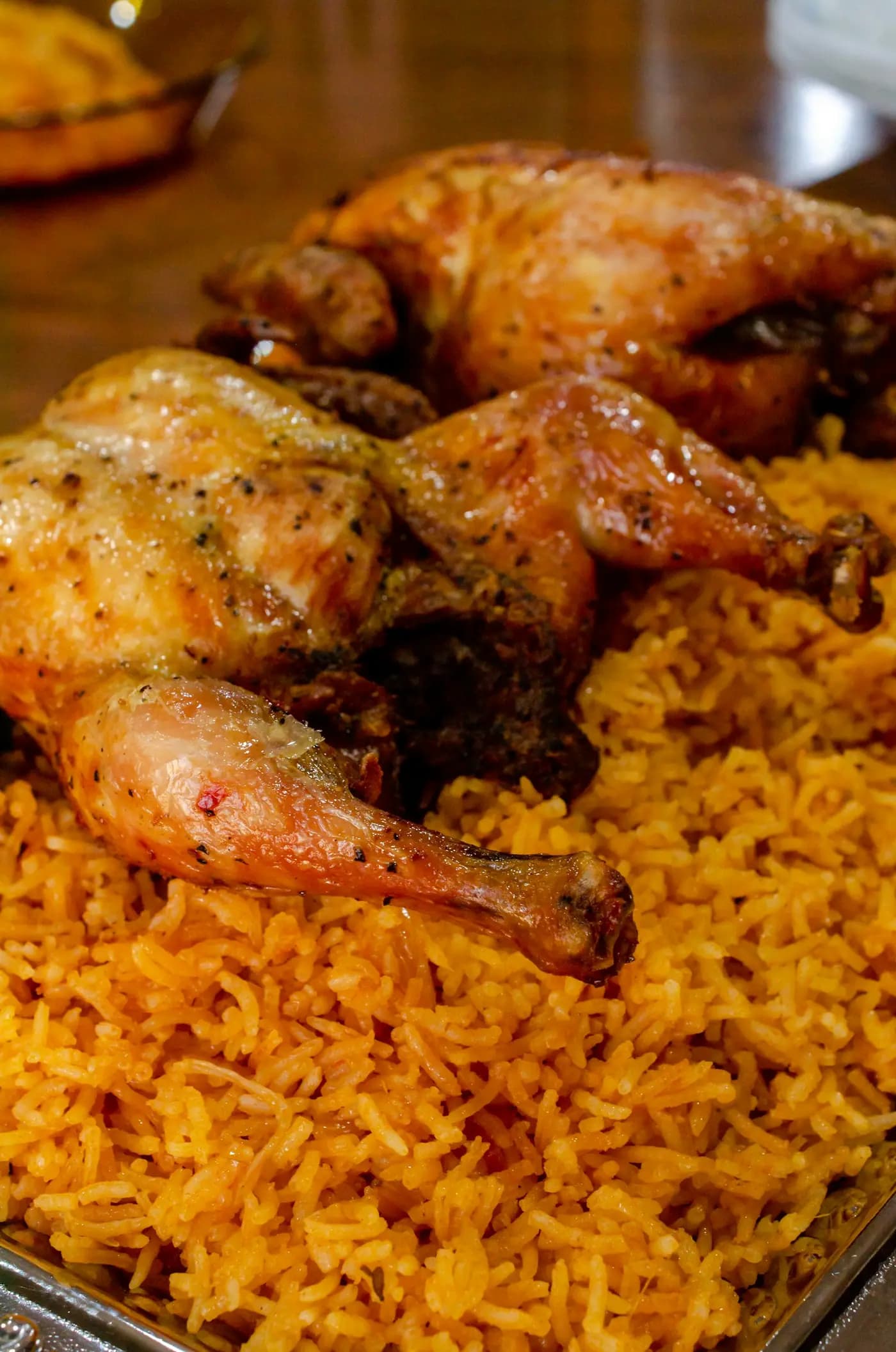 Poulet rôti posé sur un riz au gras bien rouge